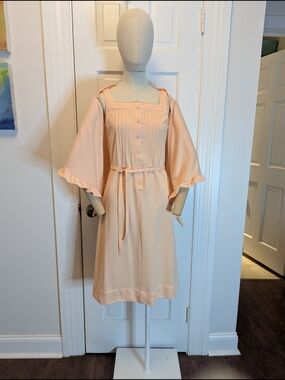 1970s Vintage Leslie Fay Peach Sleeveless Shift Dress w/ Matching Shawl